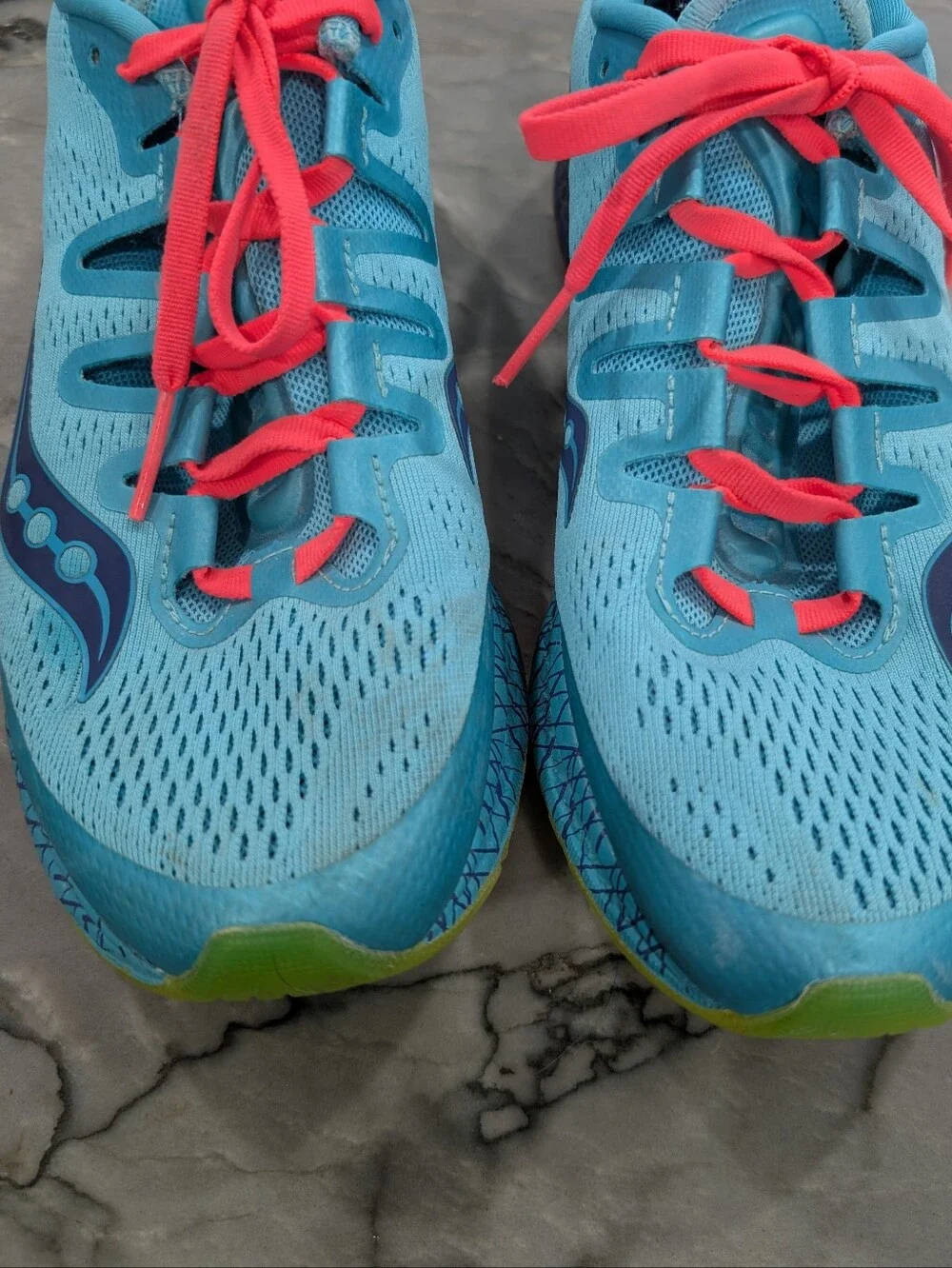 Saucony Everun Women's Blue Running Sneakers with Pink Laces